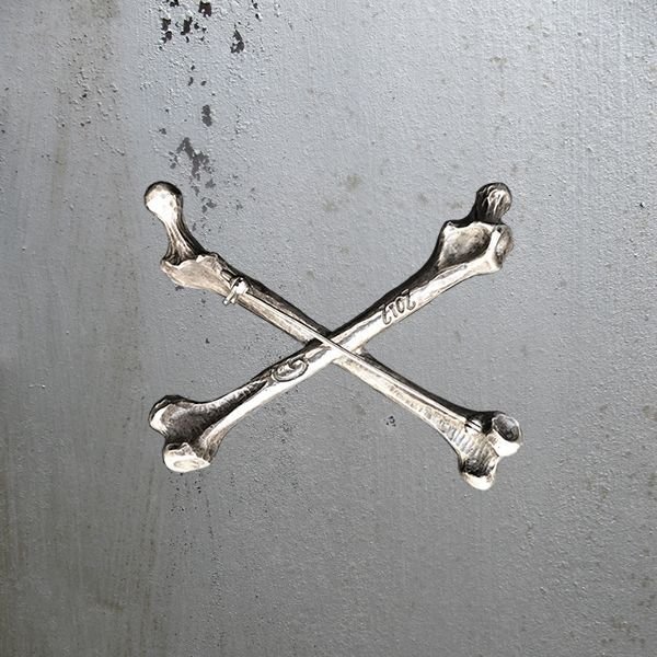 GRAVE-YARD / CROSS BONE BADGE