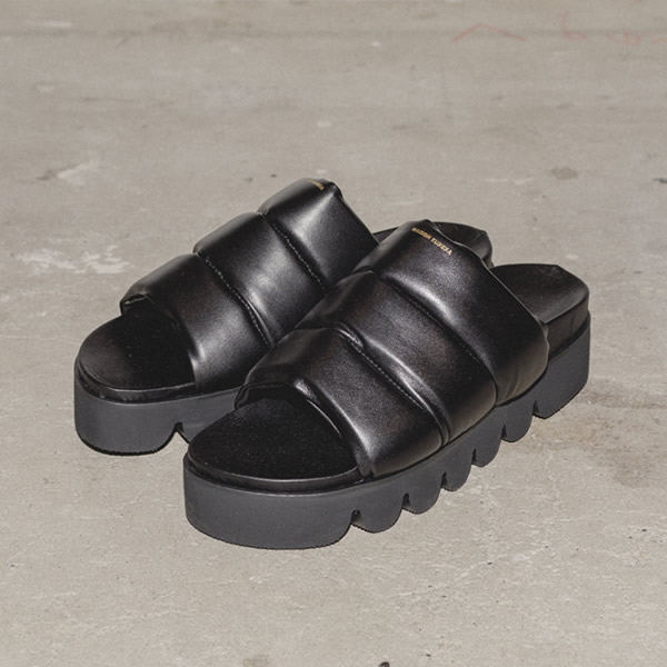 SALE】MAISON EUREKA - KILTING SANDAL BLACK＜サンダル＞の正規